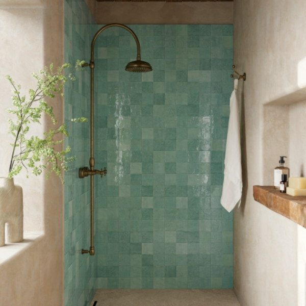 Pared de baño con revestimiento cerámico en Forma Cerámicas