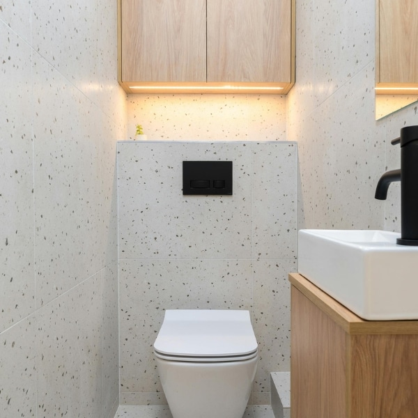 Sanitario con descarga en pared en Forma Cerámicas