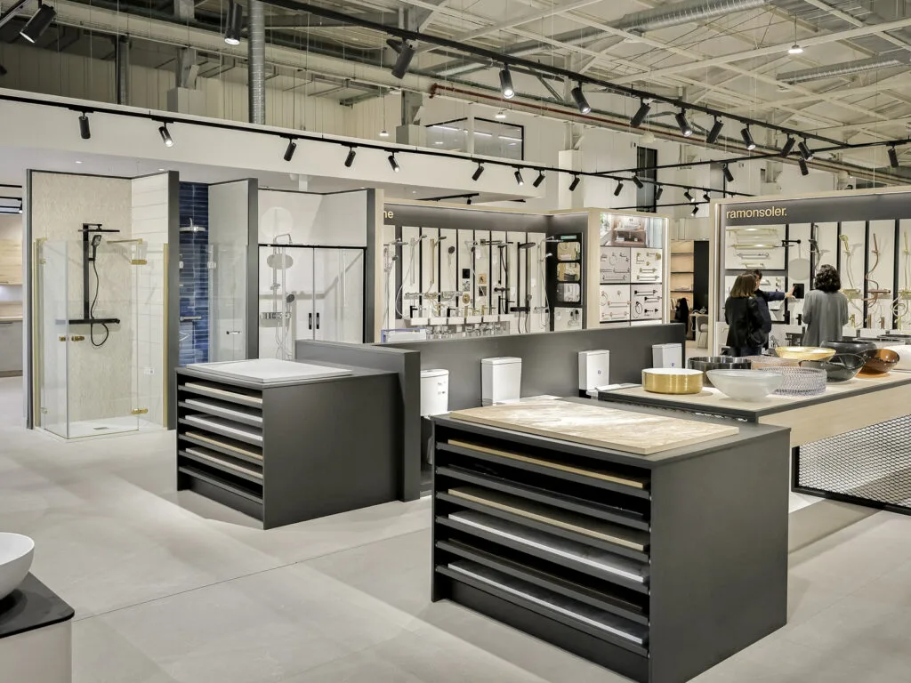 Islas de muestras y expositores de grifería en el showroom, vista amplia