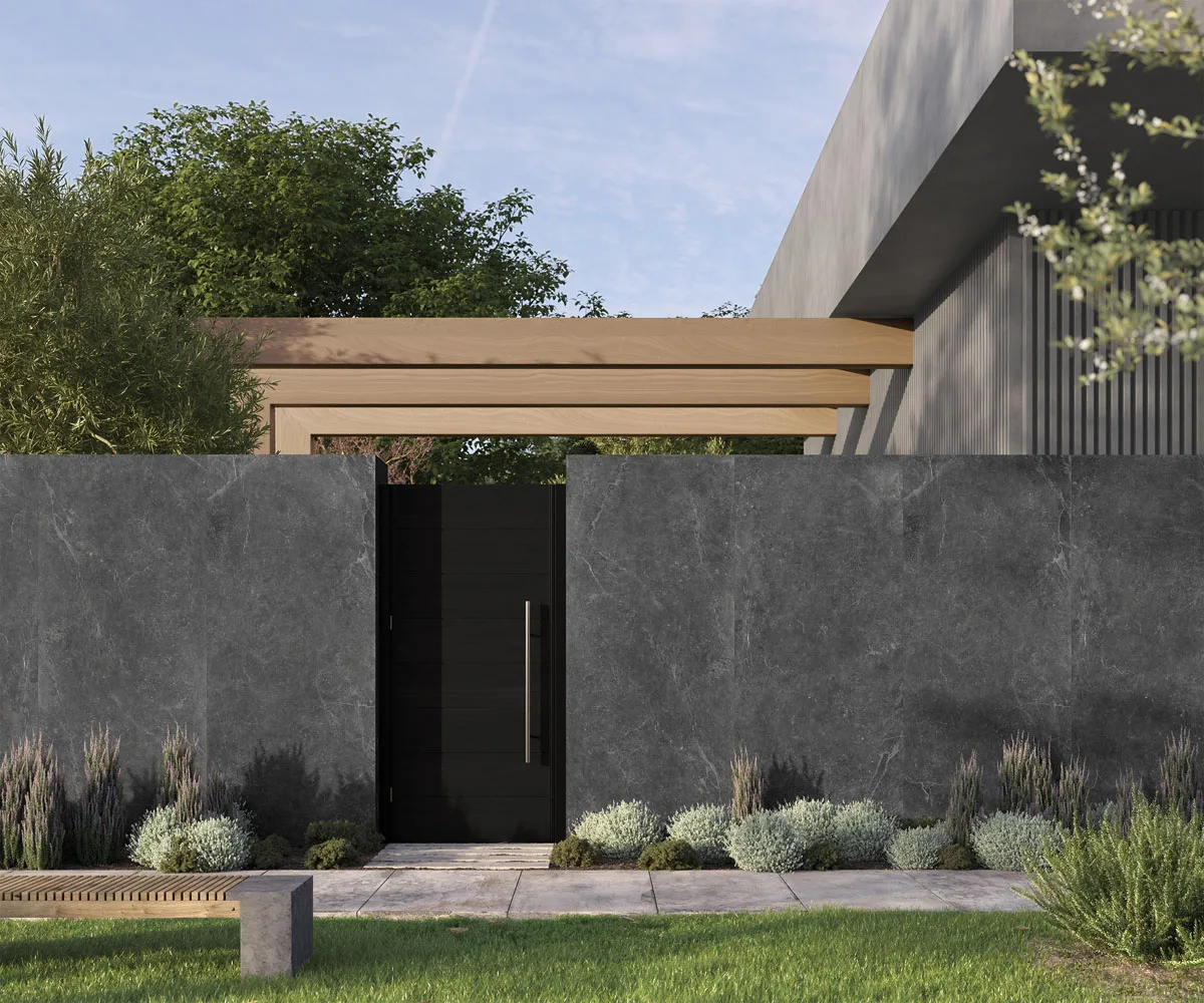 Fachada exterior revestida con porcelánico de gran formato en tono oscuro