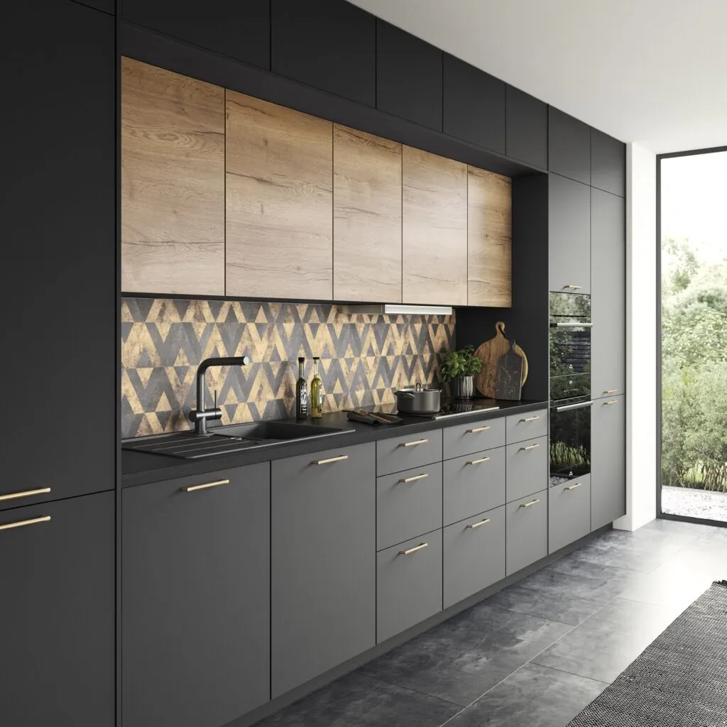 Cocina lineal antracita y madera con frontal de revestimiento geométrico