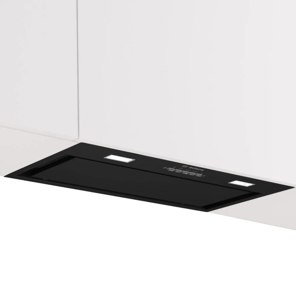 Grupo filtrante negro integrado bajo un mueble blanco
