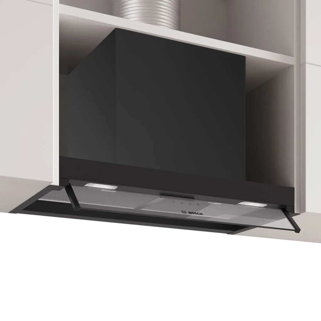 Campana extractora negra integrada bajo mueble de cocina