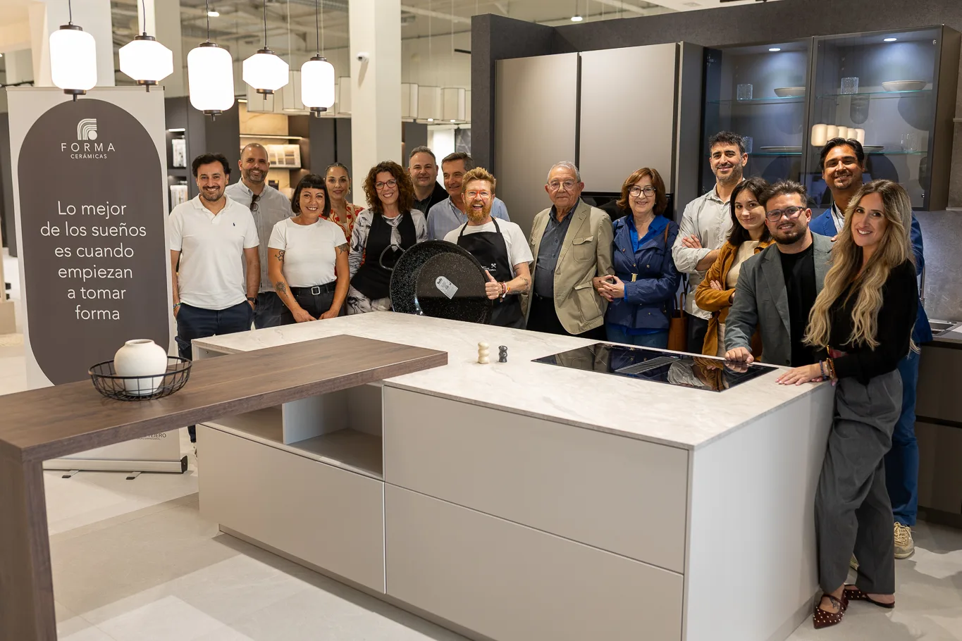 Equipo reunido junto a una isla de cocina del showroom