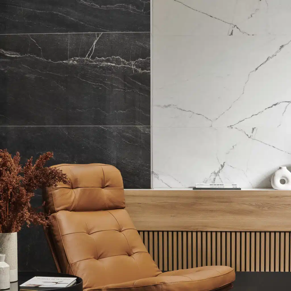 Revestimiento Aura en negro y blanco efecto mármol con sillón de cuero