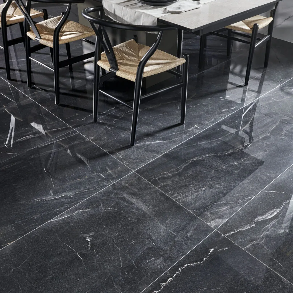 Comedor con pavimento Aura negro pulido efecto mármol y sillas de madera