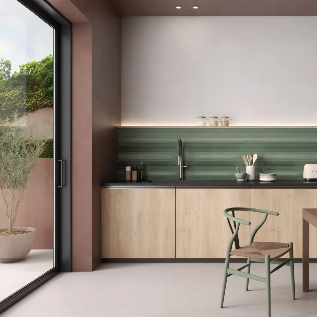 Cocina con revestimiento verde Crayon y porcelánico Eternia beige