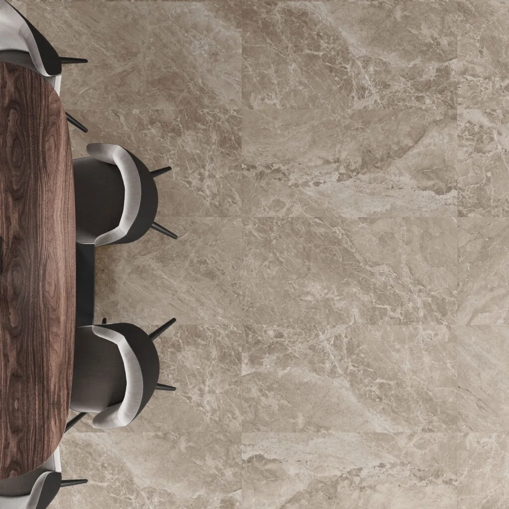 Pavimento Brecciate visón efecto mármol con mesa de madera desde arriba