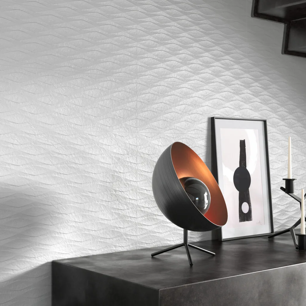 Revestimiento Mood blanco con relieve tridimensional y lámpara de sobremesa