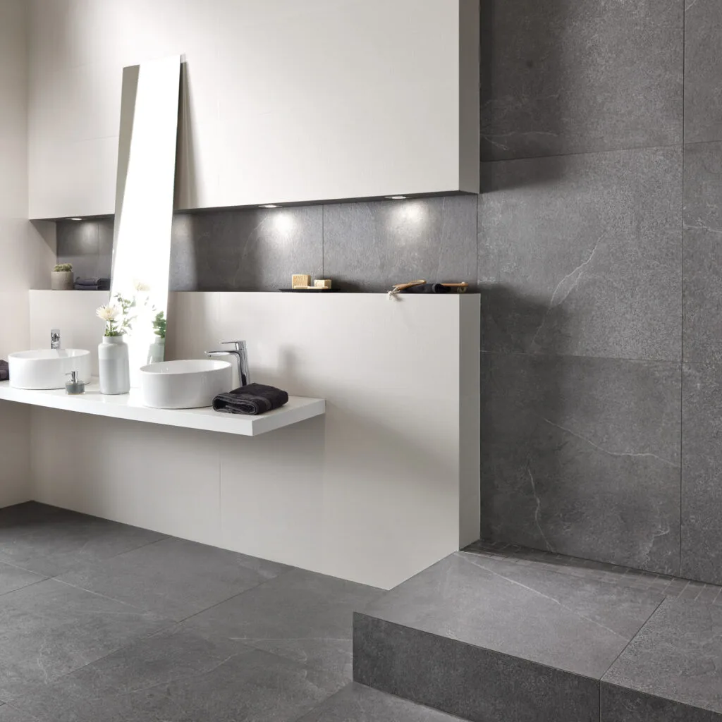 Baño con revestimiento Essential blanco y pavimento Mixit grafito