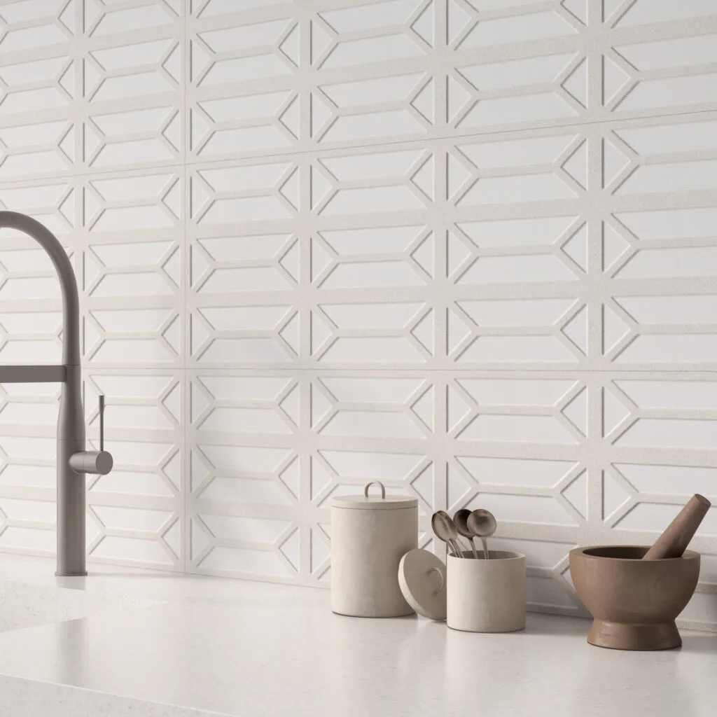Revestimiento Eternia beige con relieve geométrico y grifo de cocina