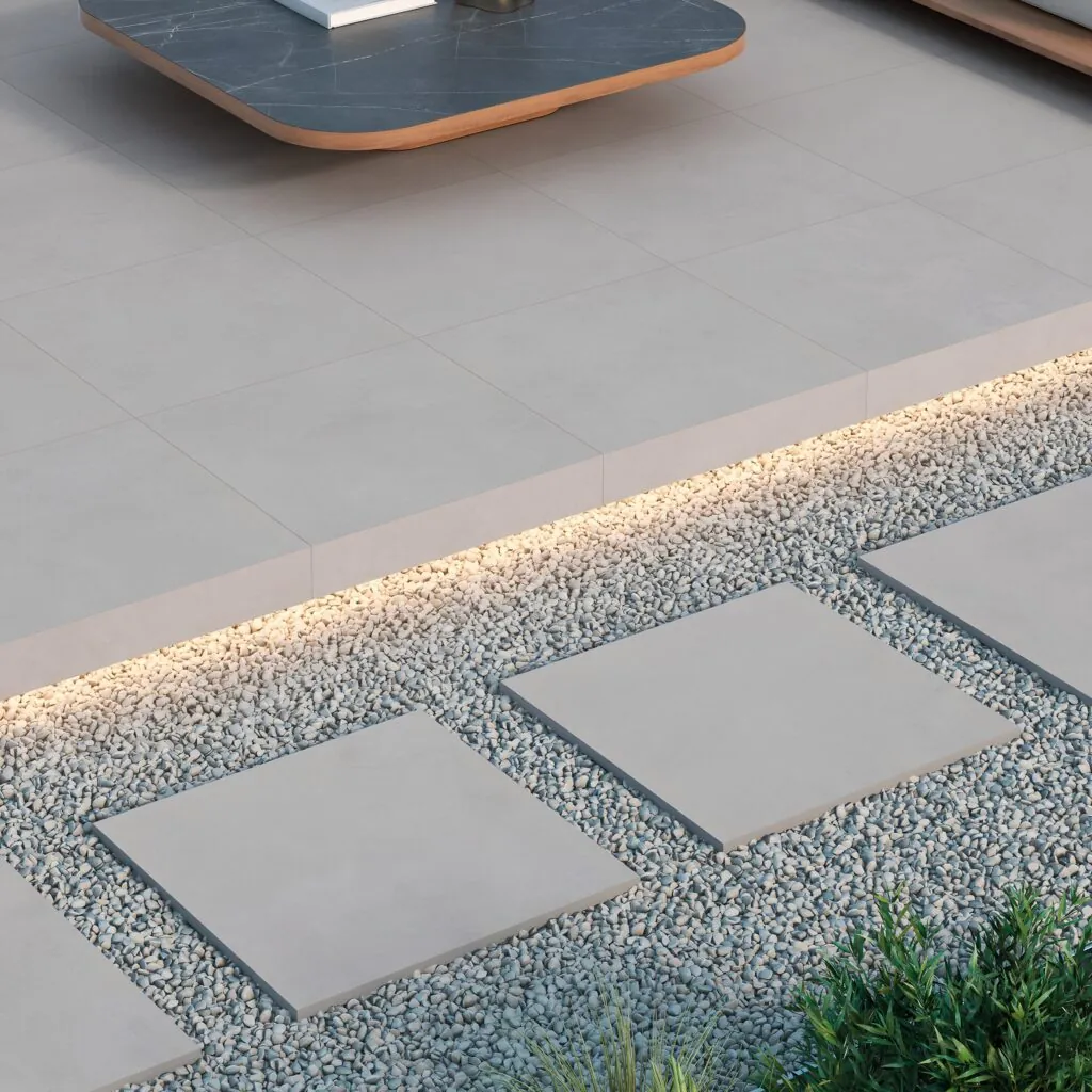 Pasos de porcelánico Eternia beige antideslizante sobre grava