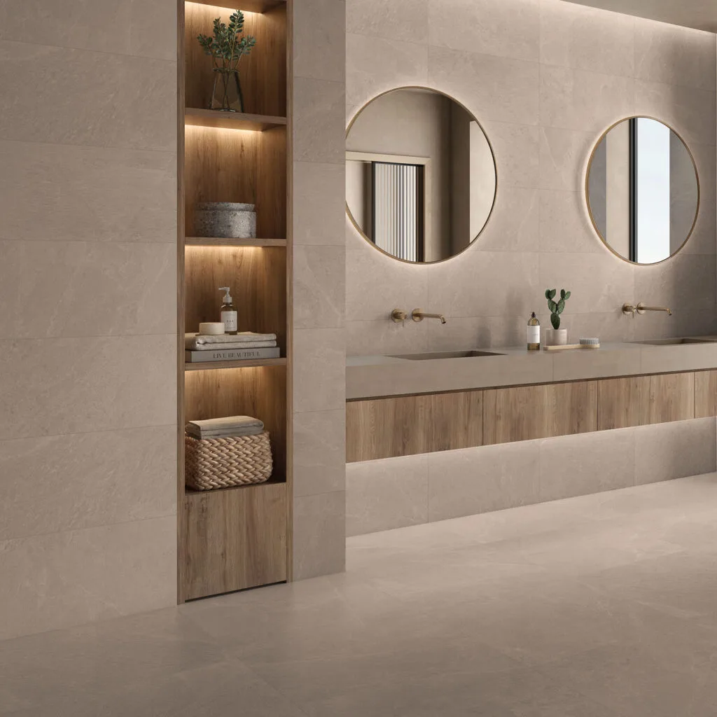 Baño con revestimiento Masaya beige, doble espejo redondo y hornacina iluminada