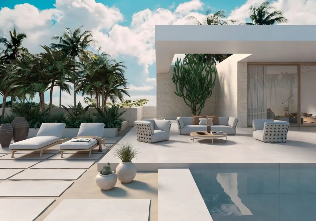 Terraza con piscina y pavimento Masaya beige antideslizante en gran formato