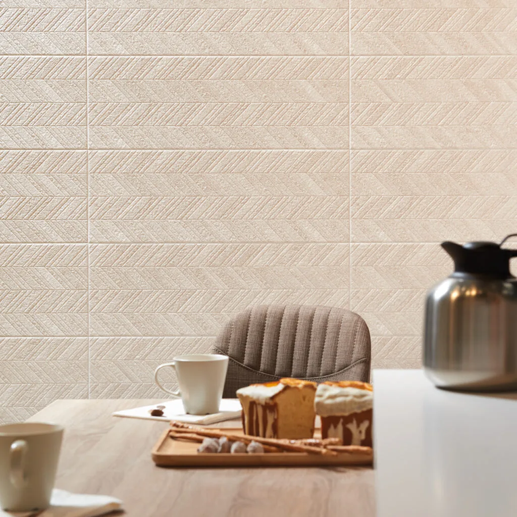 Revestimiento Mixit beige en espiga en una zona de desayuno