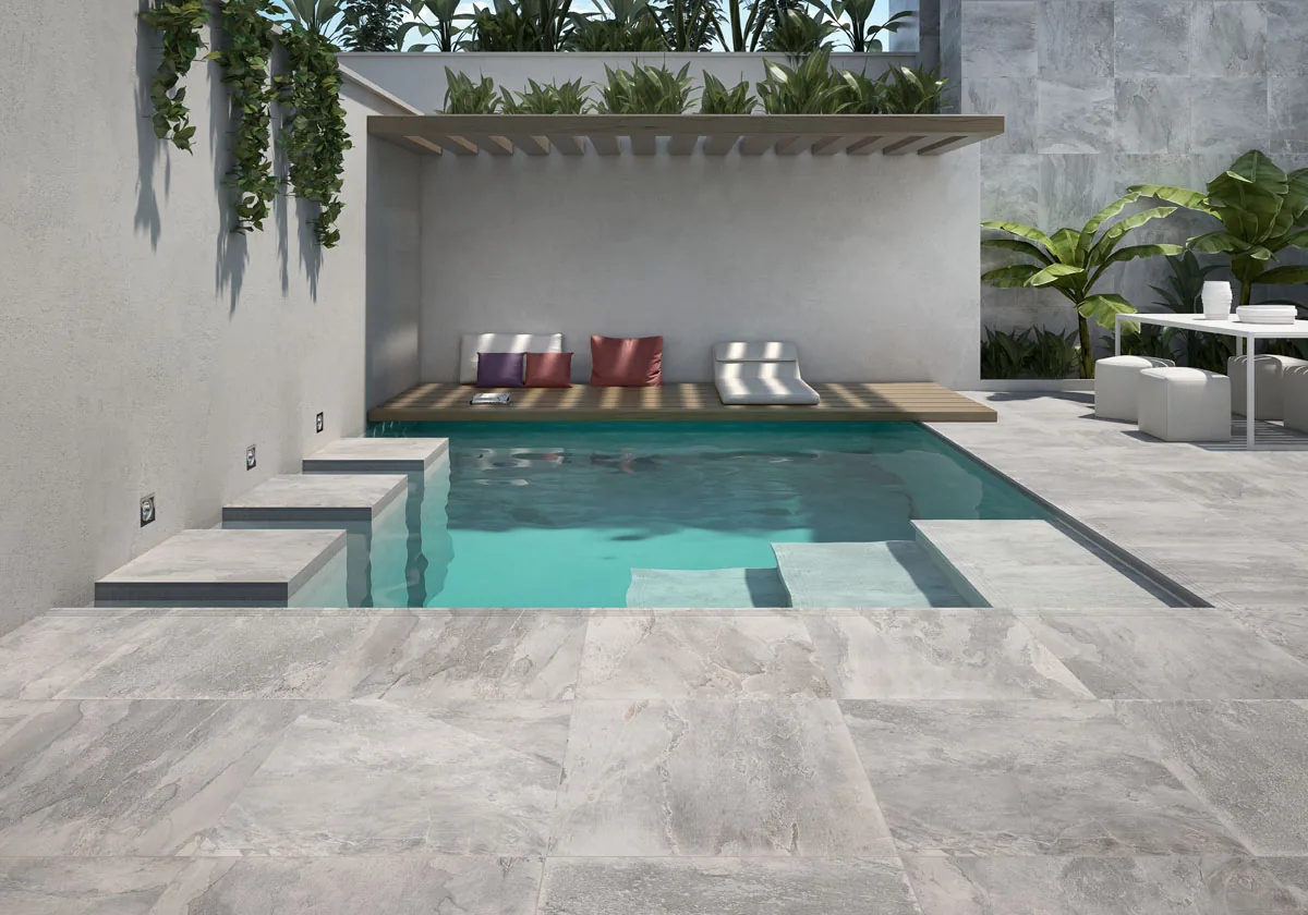 Piscina con escalones y playa en porcelánico gris mate de 20 mm