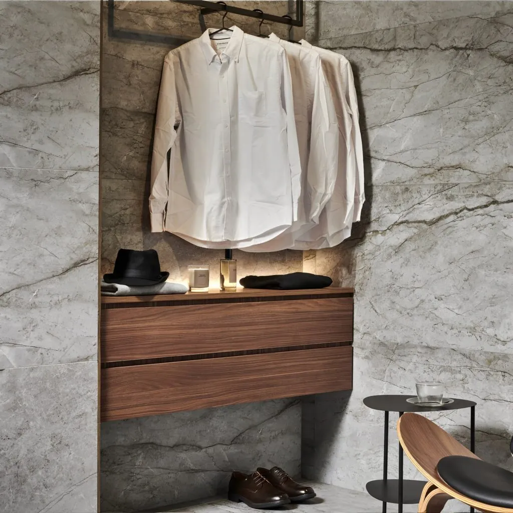 Recibidor con revestimiento Oxford gris efecto piedra y mueble de madera