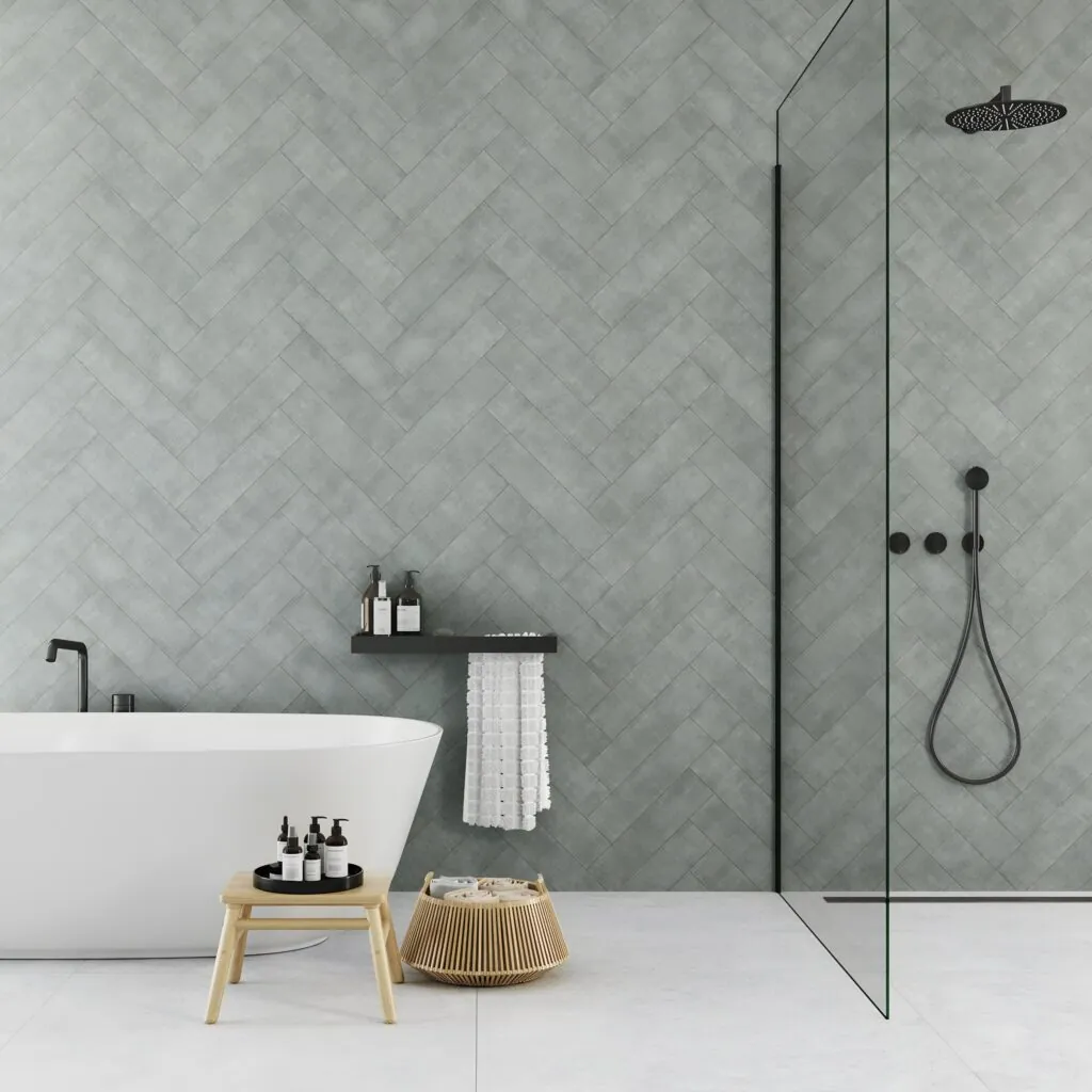 Baño con revestimiento Tapiz salvia en espiga, bañera y ducha acristalada