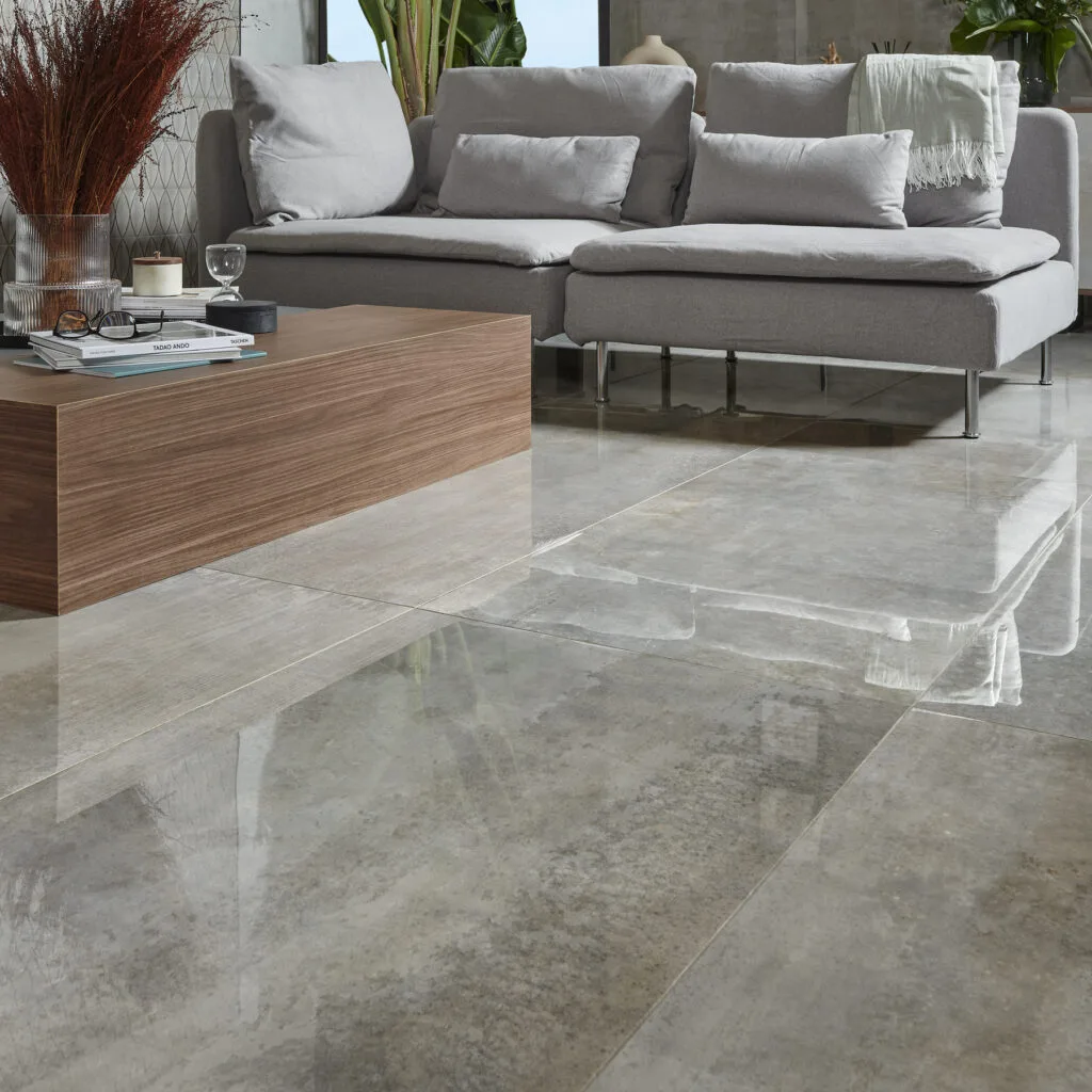 Salón con pavimento Universe gris pulido de acabado brillante