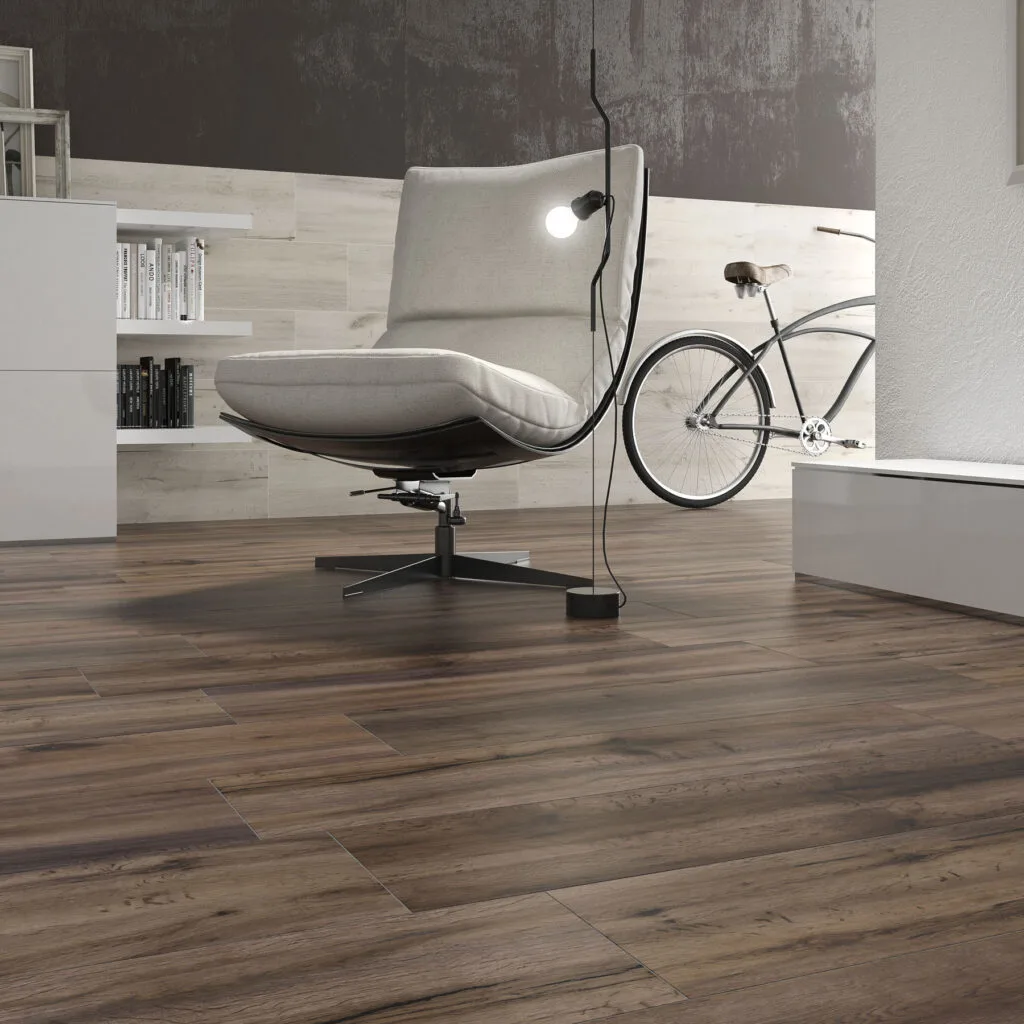 Salón con pavimento Portobello efecto nogal, butaca y bicicleta