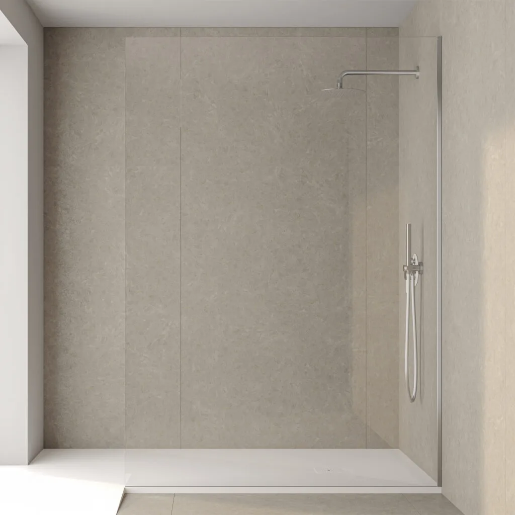 Ducha con panel liso beige, plato blanco y mampara de vidrio