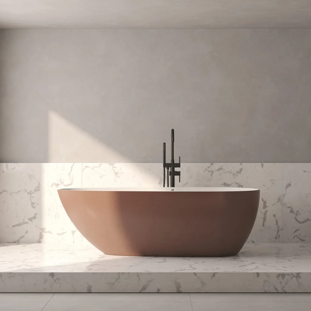 Bañera exenta de exterior cobrizo sobre tarima de porcelánico efecto mármol