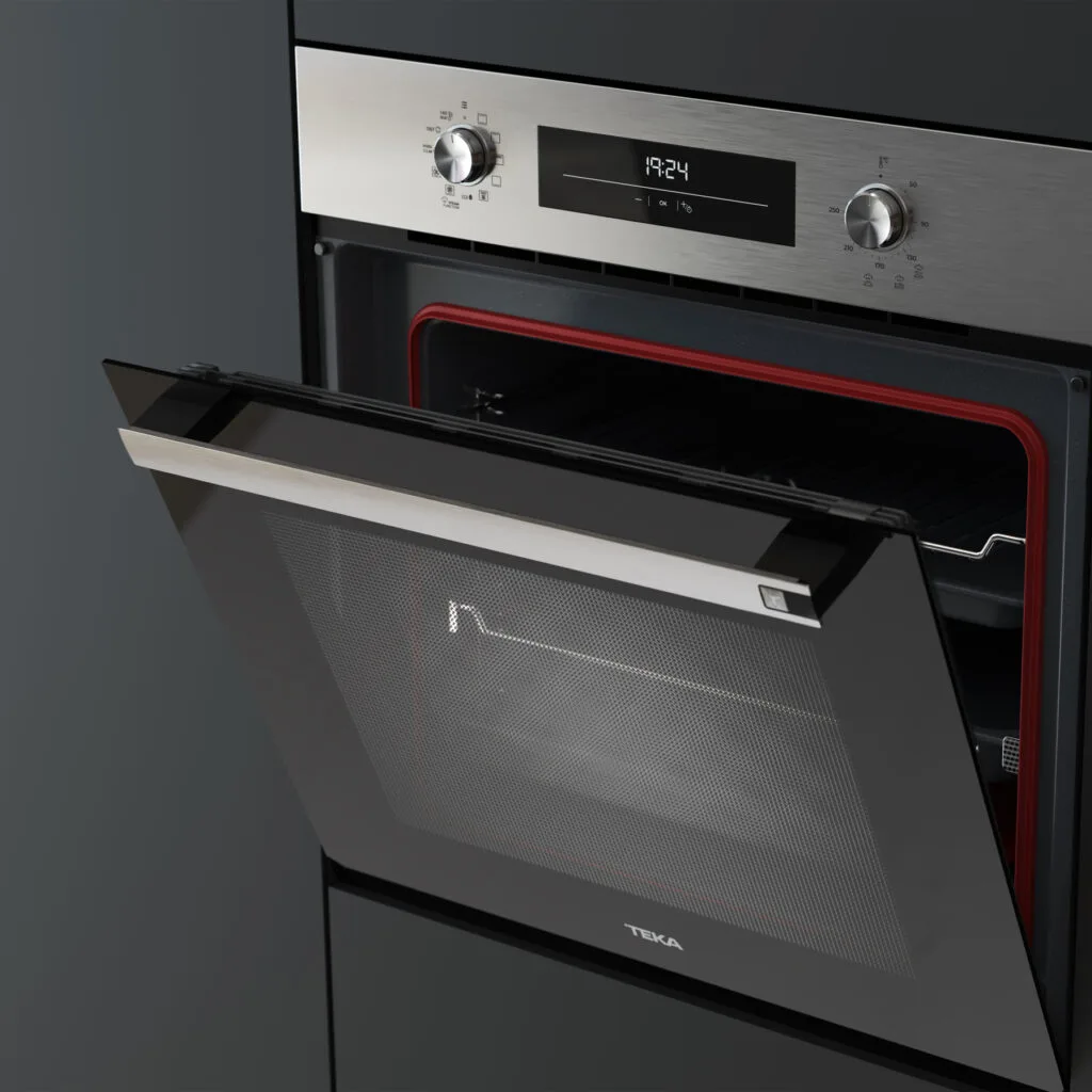 Horno integrado de acero inoxidable con puerta abierta y mandos giratorios