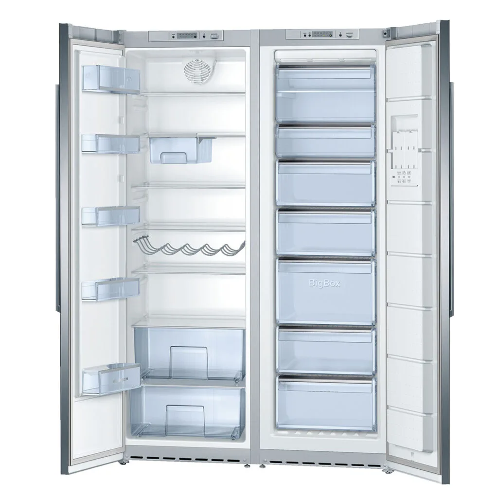 Frigorífico combi de dos puertas abierto con baldas y cajones