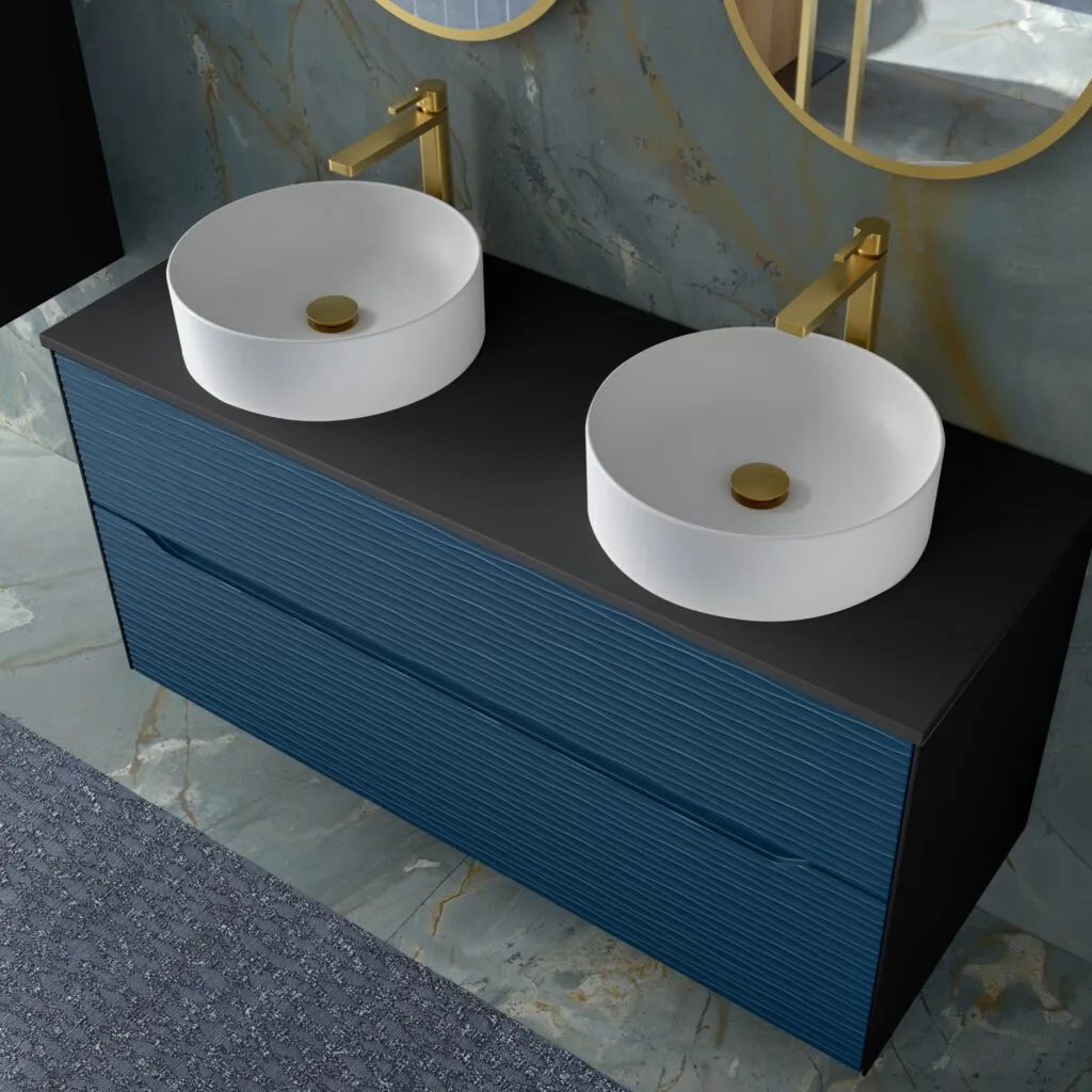 Mueble de lavabo Sahara azul con encimera negra y dos lavabos blancos