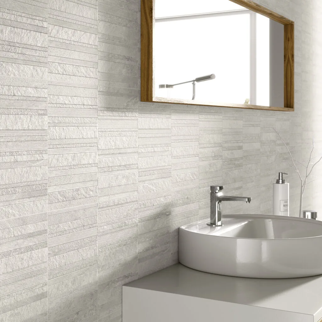 Revestimiento Nature hueso con relieve lineal y lavabo blanco