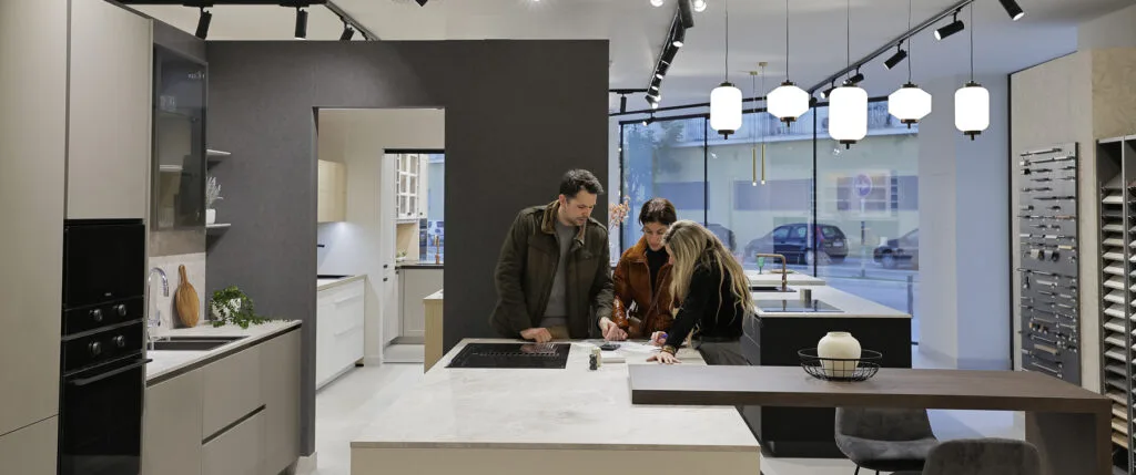 Asesoramiento a clientes en una mesa de cocina del showroom