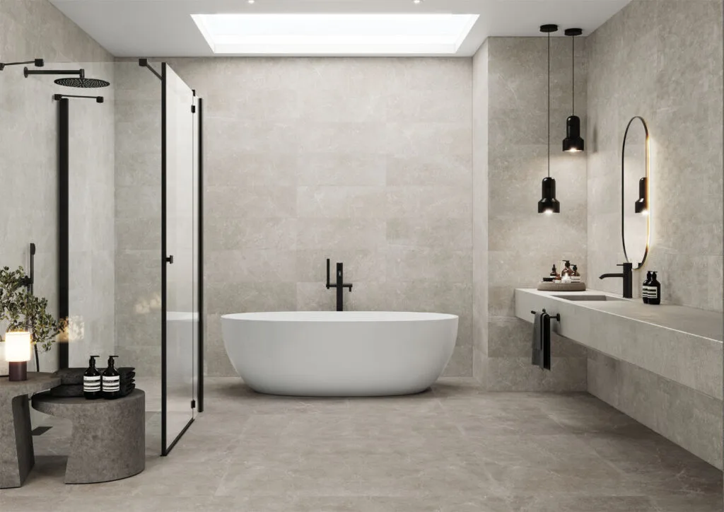Baño con revestimiento Bleuemix beige, bañera exenta y ducha con perfil negro