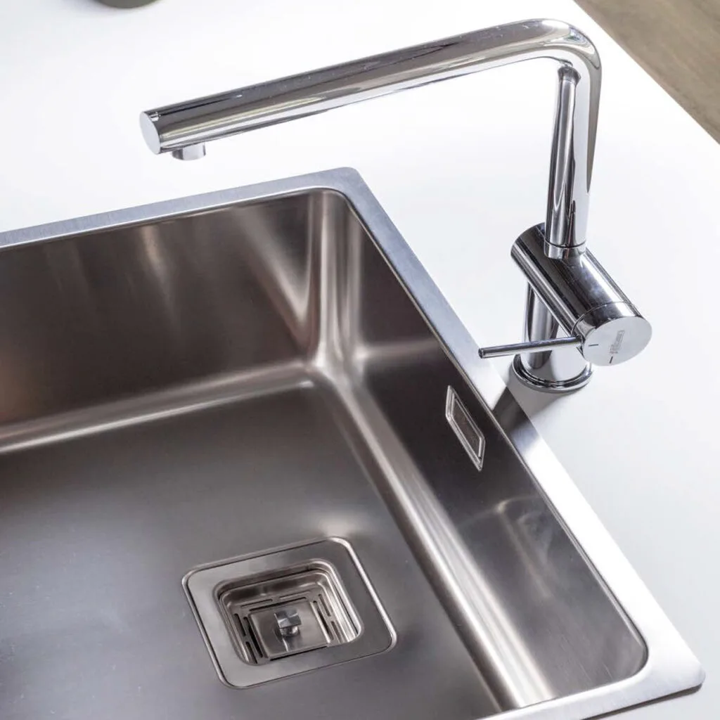 Fregadero de acero inoxidable con grifo cromado de caño alto