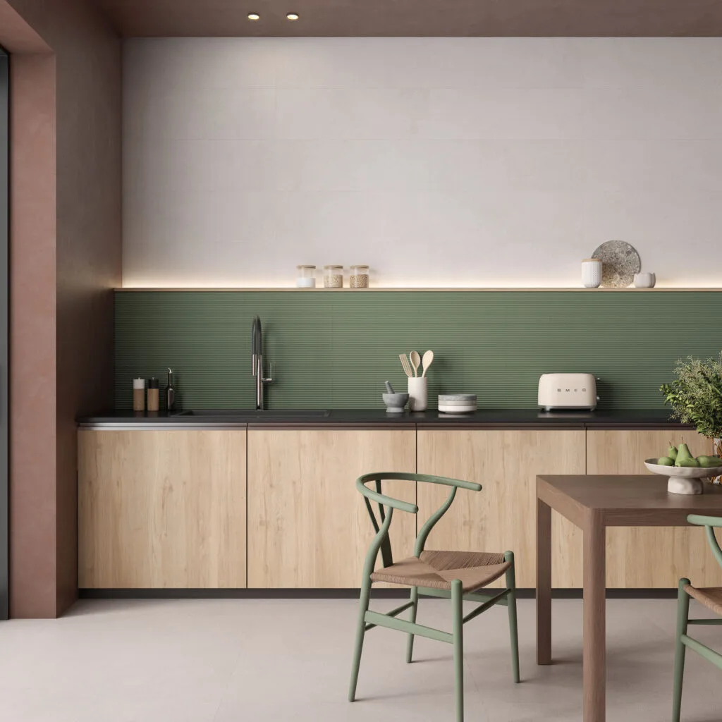 Cocina minimalista de madera con frontal verde y mesa de comedor