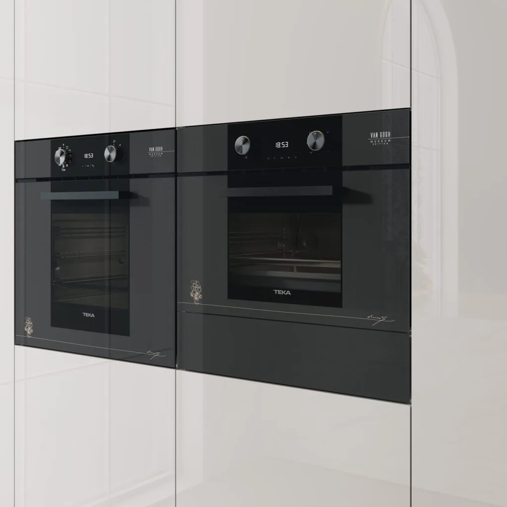 Cocina blanca con dos hornos negros integrados en columna