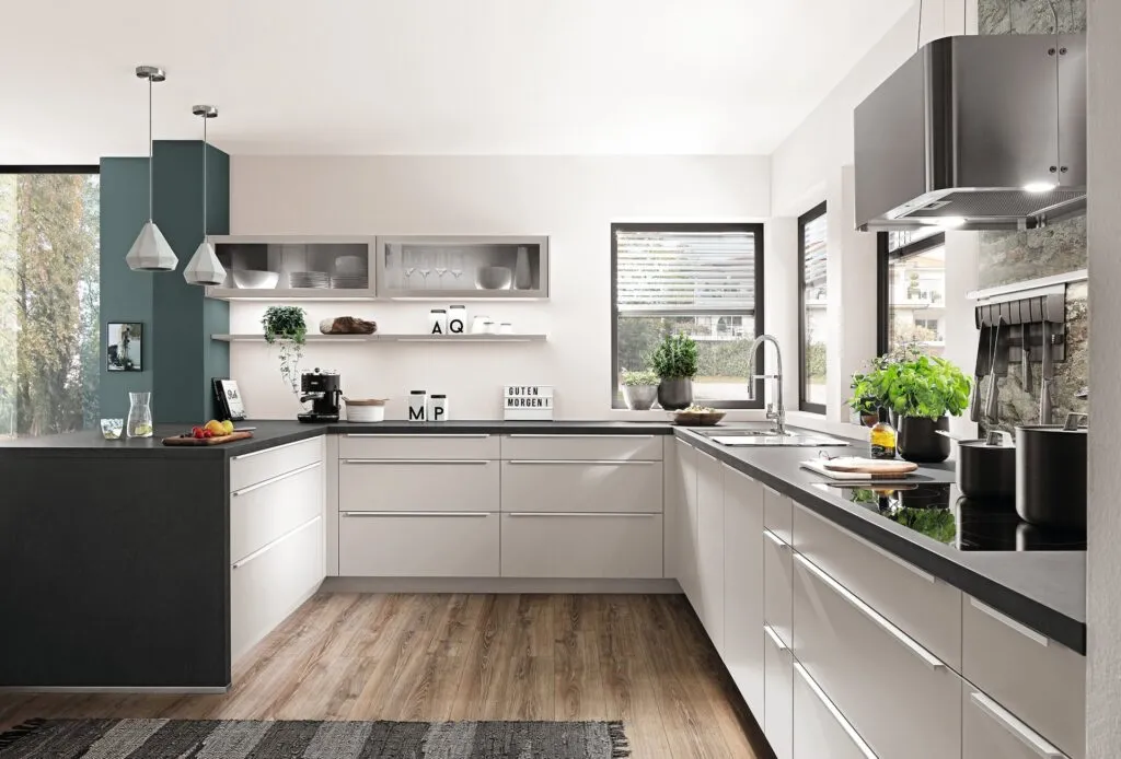 Cocina blanca en L con columna verde azulado