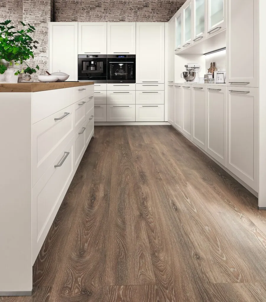 Cocina clásica blanca en L con suelo de madera