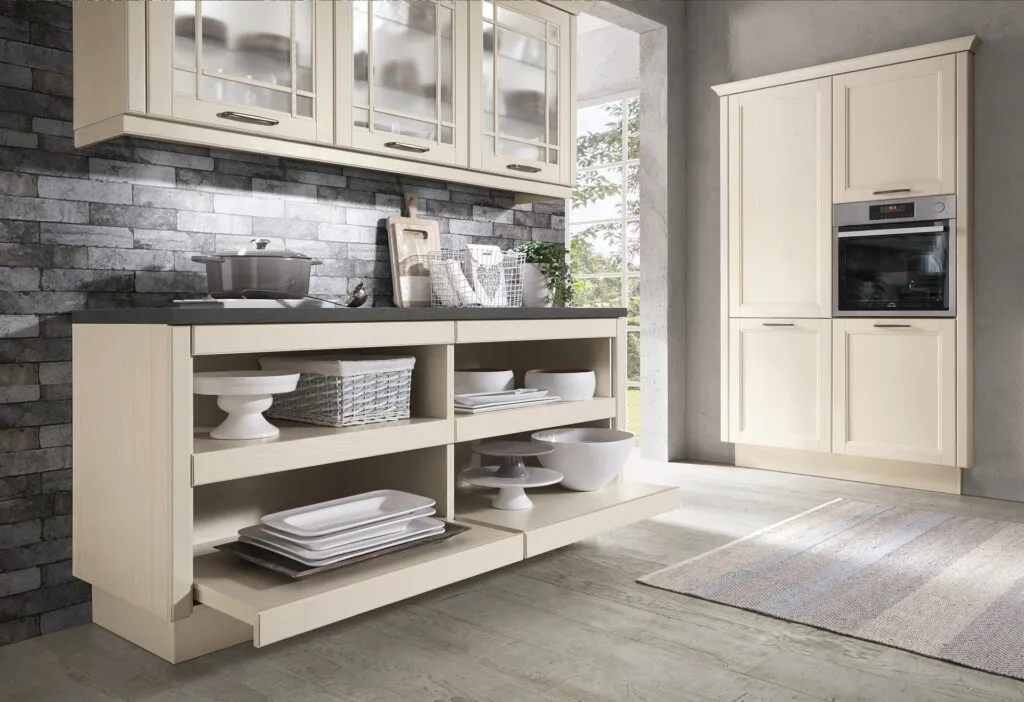 Cocina clásica con mueble de estantería abierta y pared de piedra