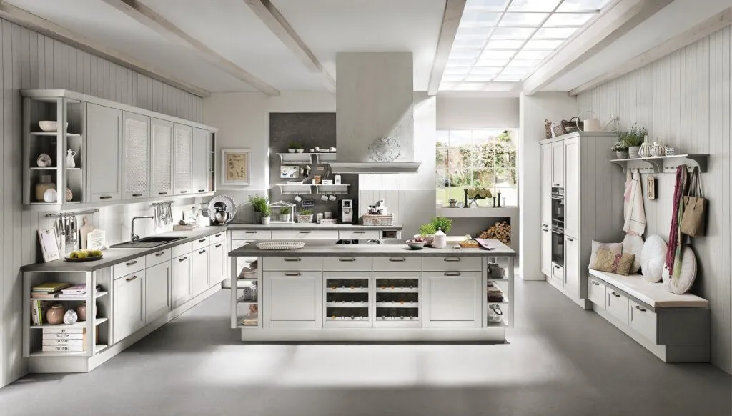Cocina clásica gris claro con isla central y vitrinas