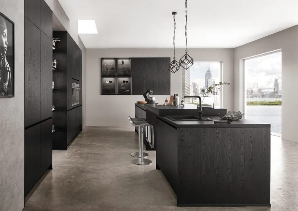 Cocina negra con isla y frentes de madera oscura