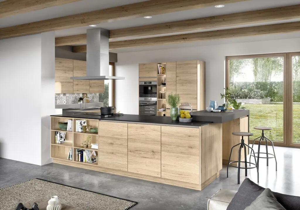 Cocina con isla de roble claro, encimera oscura y campana de techo