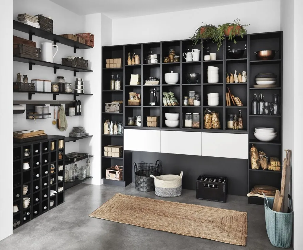 Estantería abierta negra con cajones y muebles bajos blancos