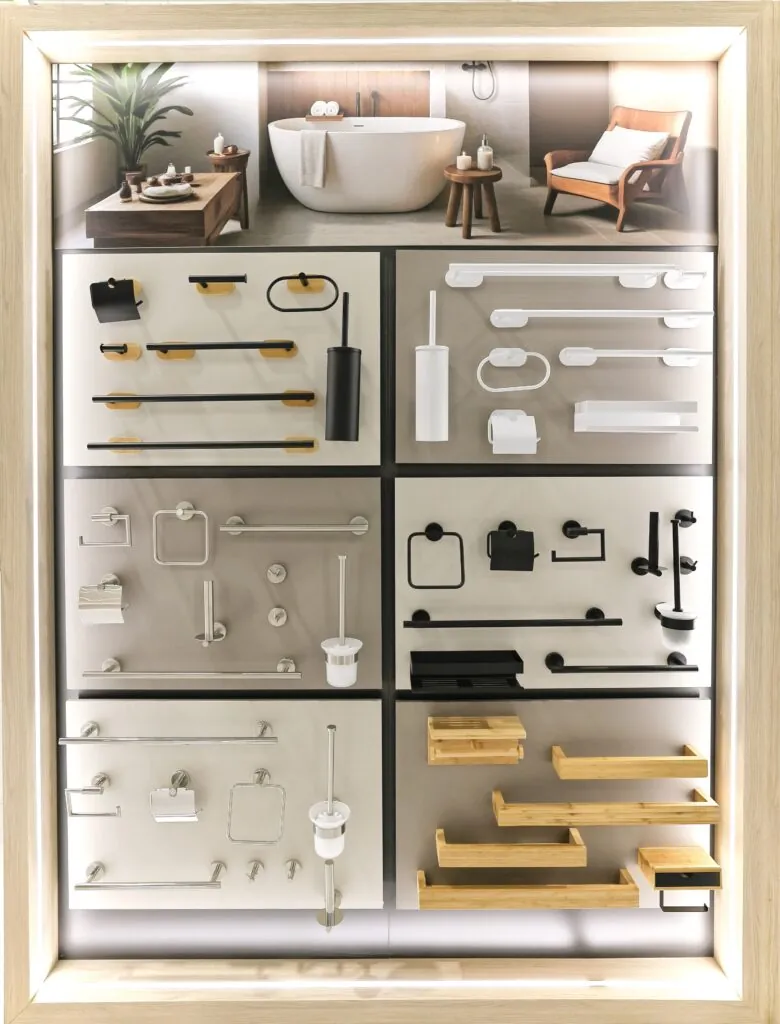 Panel de accesorios de baño en negro, blanco y dorado en el showroom