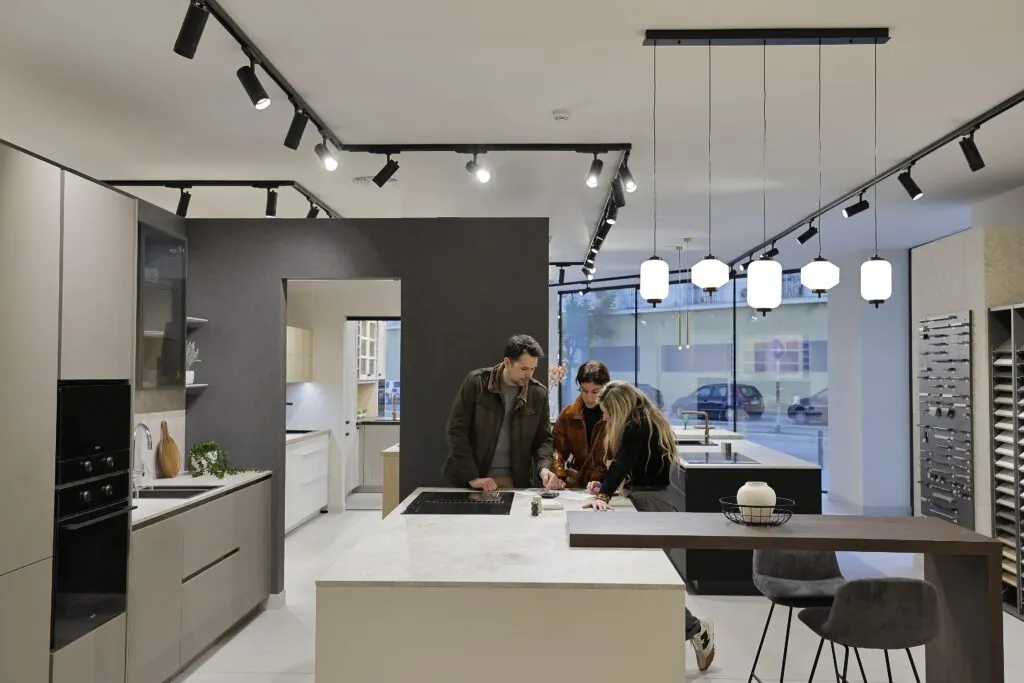Clientes revisando su proyecto en una cocina con isla del showroom