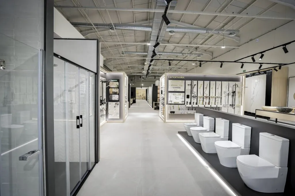 Exposición de inodoros suspendidos y de suelo en el showroom