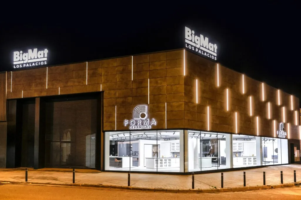 Fachada del showroom de Forma Cerámicas iluminada de noche