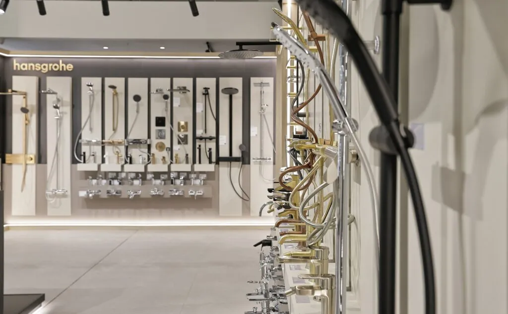 Exposición de grifería de baño en el showroom