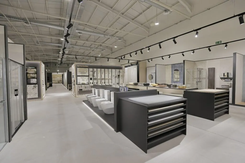 Inodoros y muebles de baño expuestos en el showroom