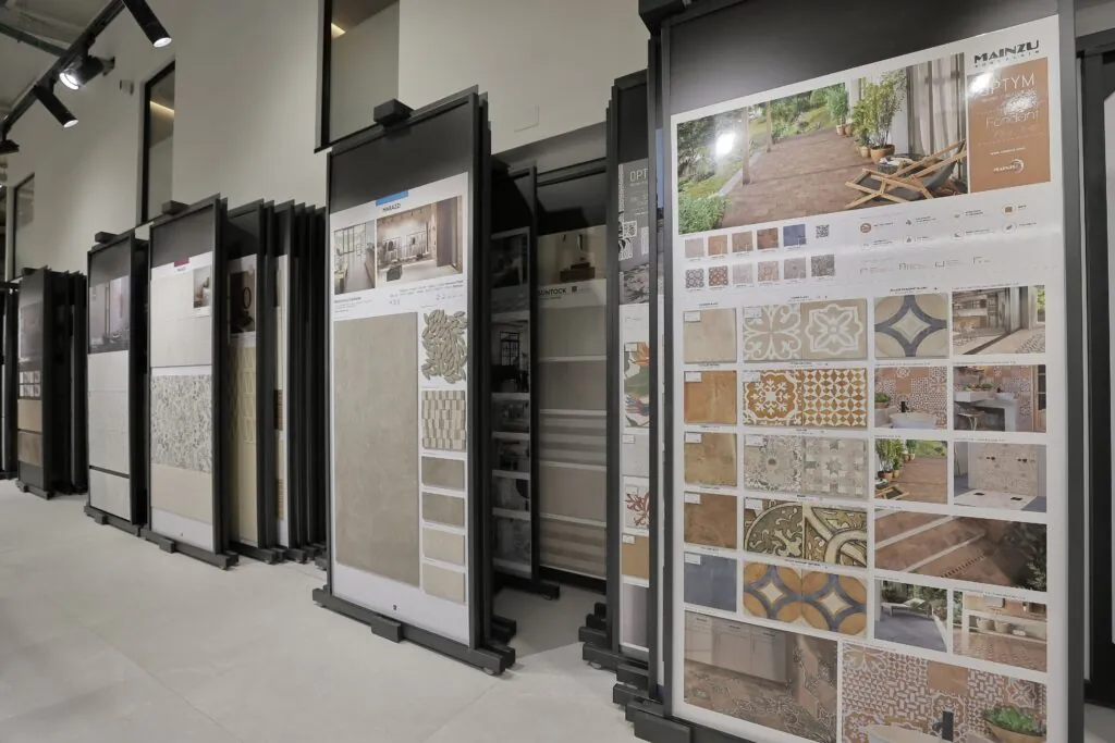 Muestrarios de pavimentos y revestimientos en el showroom