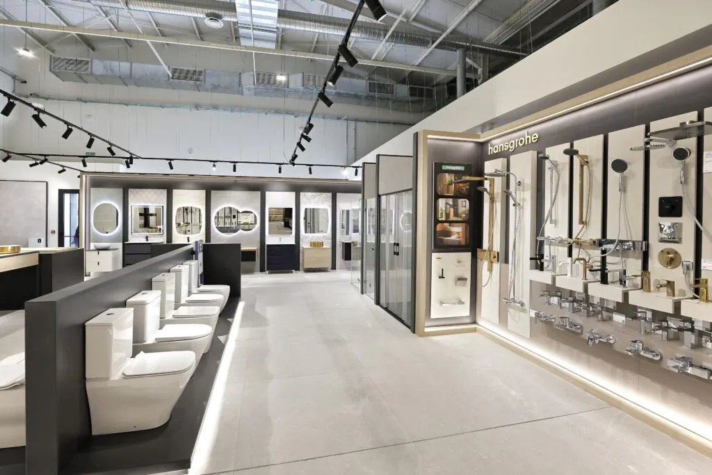 Pared de sanitarios, mamparas y muebles de baño en el showroom